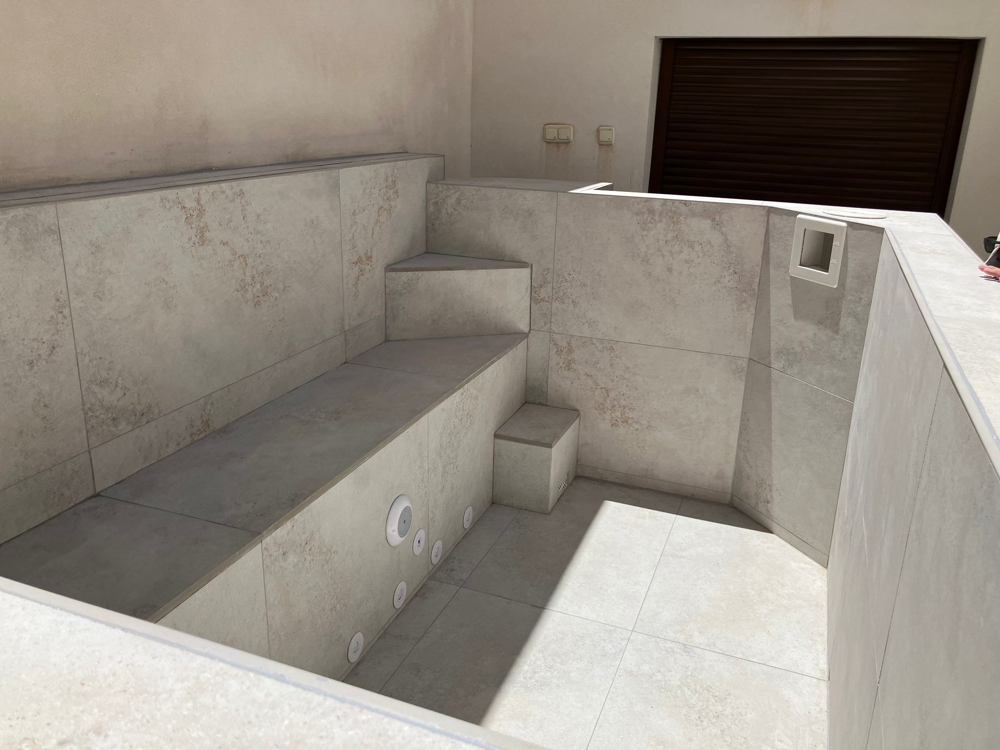Detalle de acabados de piscina interior: azulejo premium, bomba soplante y LED RGB - Torrevieja