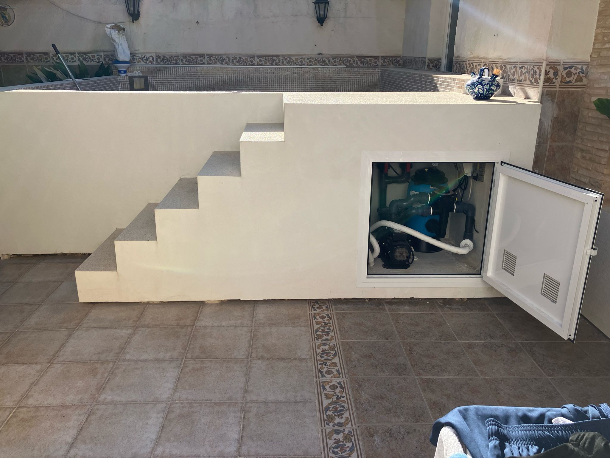Piscina acabada con cuarto técnico - Proyecto Dolores