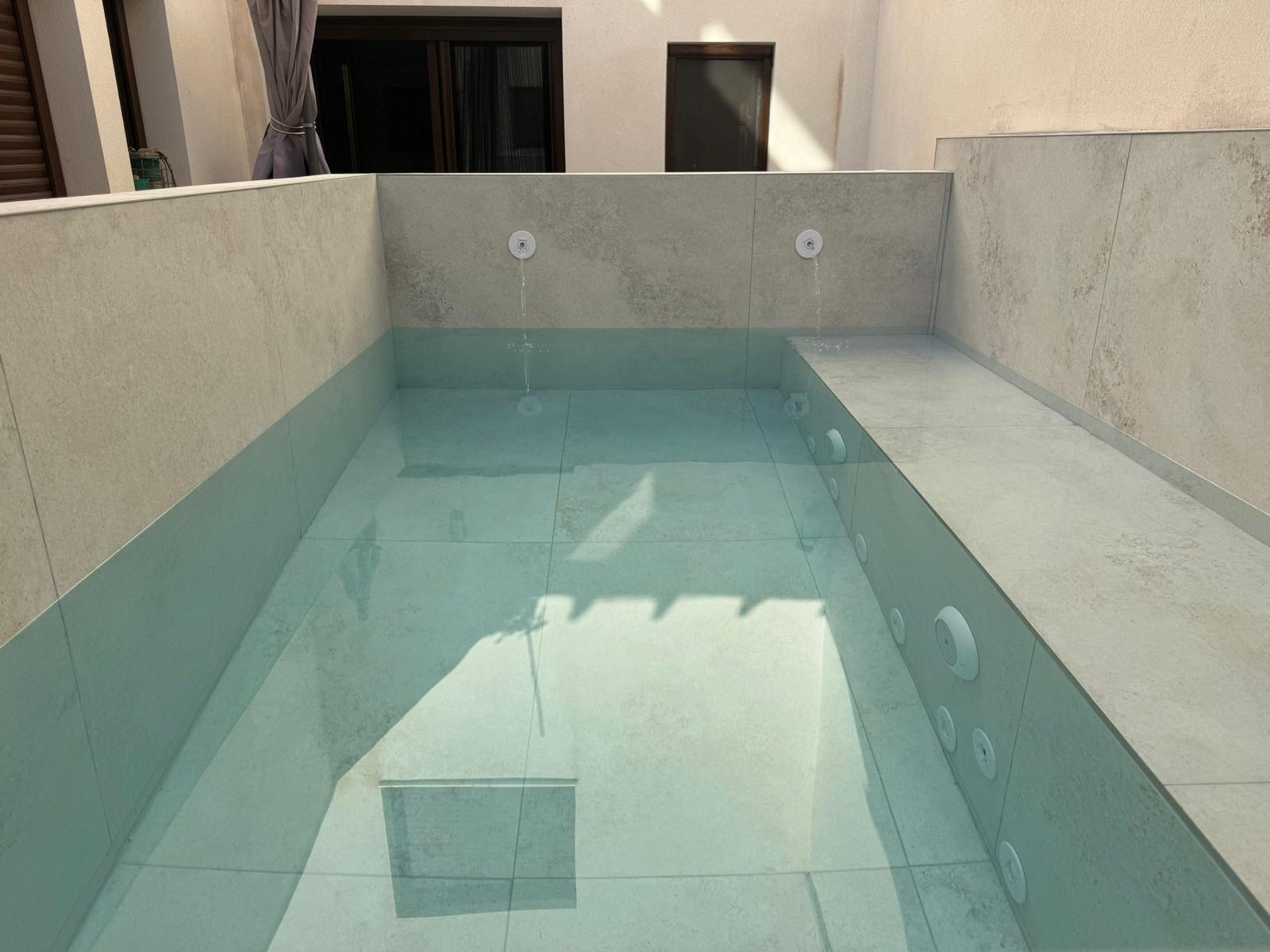 Detalle de llenado de piscina en patio interior - Torrevieja