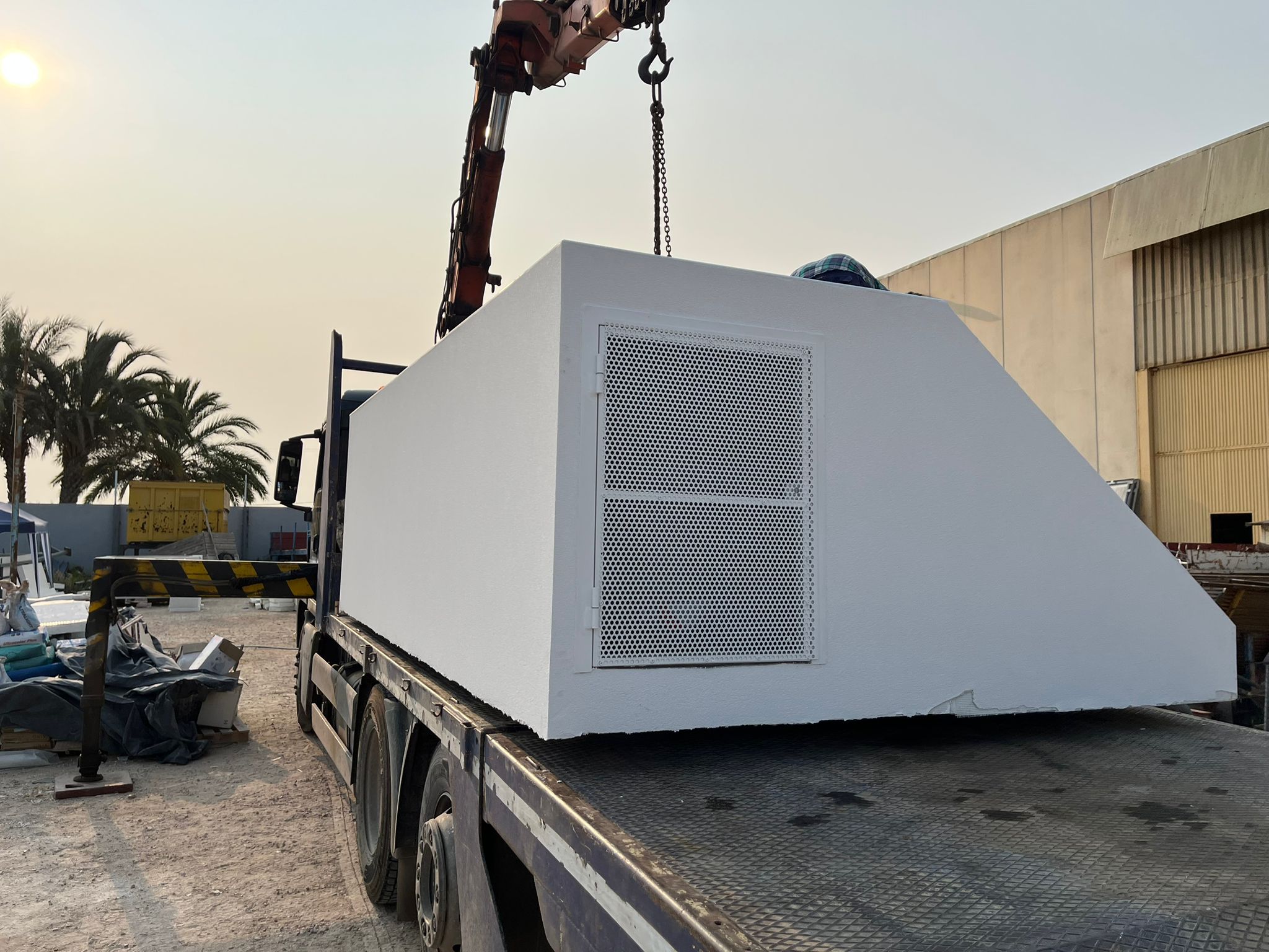 Piscina acabada cargada en taller para transporte - Serenity Jávea