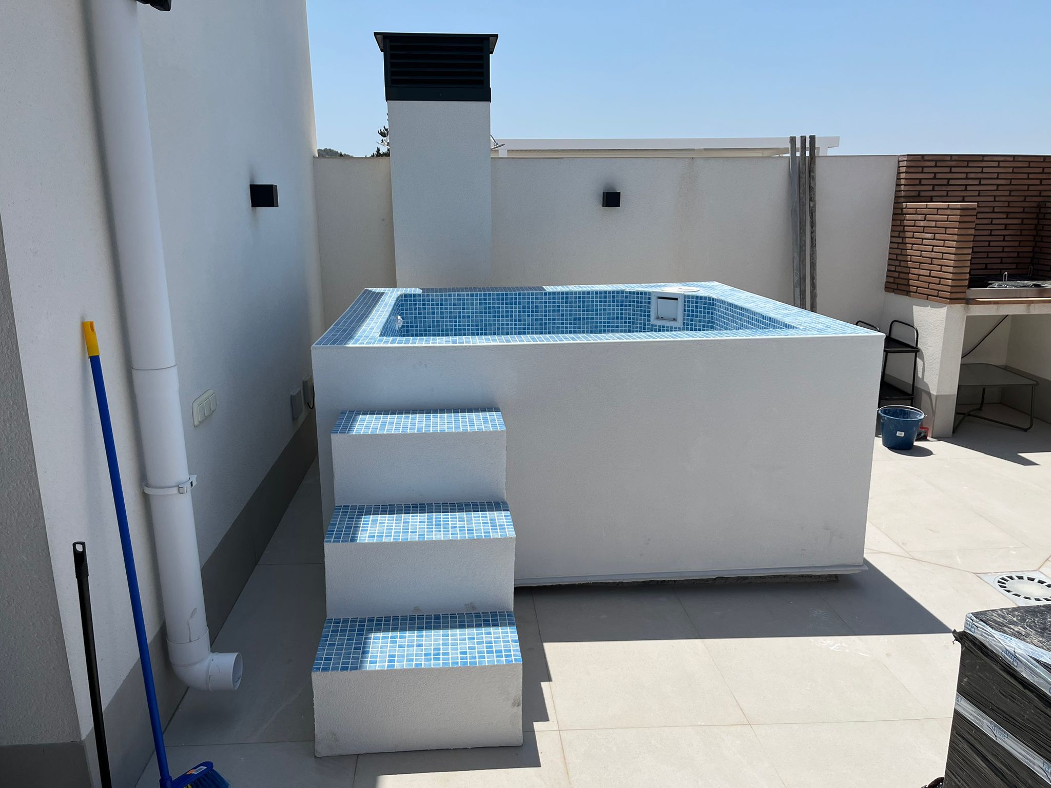 Montaje piscina en ático con grúa