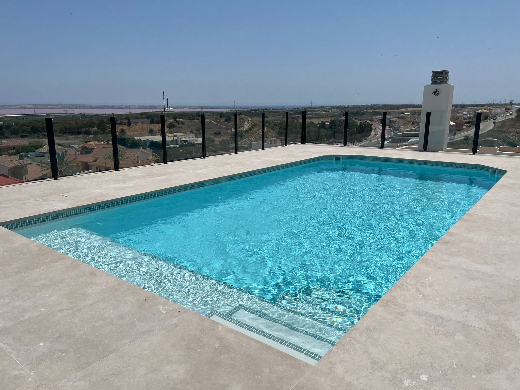 Piscina acabada con playas secas