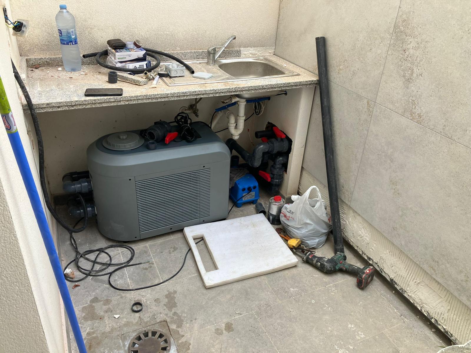 Instalación de Poolican con filtración, cloración salina y climatización anexo a la piscina - Torrevieja