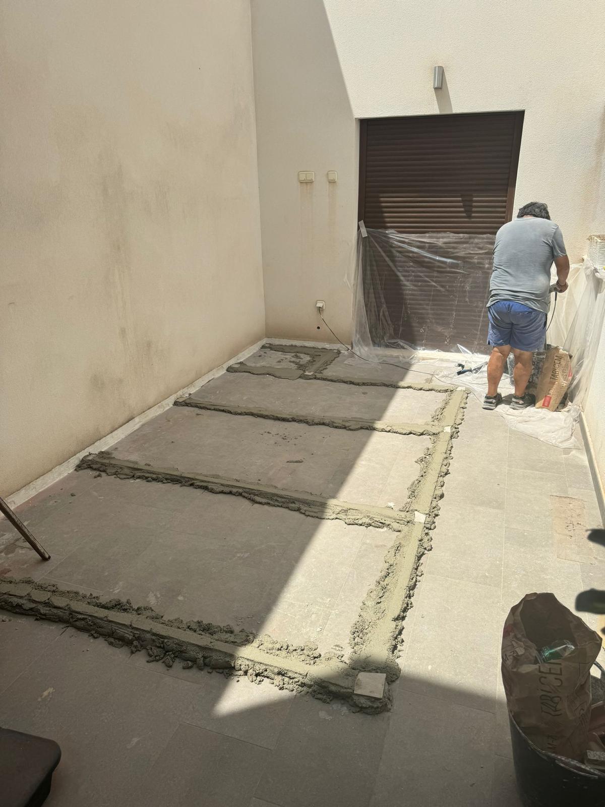 Trabajos previos de nivelación para recibir piscina en patio interior - Torrevieja